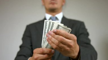 İşadamı gösteren dolar kamera için