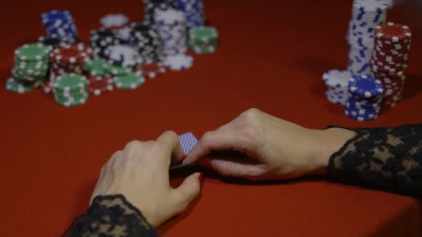 Joueuse Poker Vérifiant Les Cartes Levant — Video