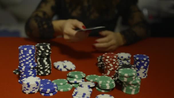 显示王牌对和采取所有扑克筹码的妇女 游戏赢家 — 图库视频影像