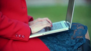 Parkta Sunny laptopda sonbahar günü parkta çalışma kız.