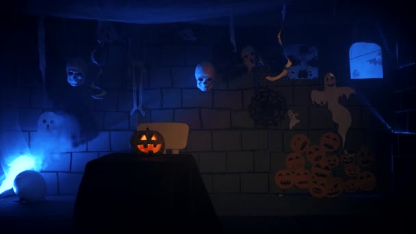 Halloween dýně hlavy jack lucernou nad modrým pozadím
