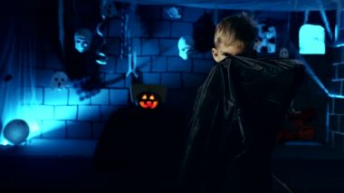 Bir vampir kostümü korkunç yüzü ve diş kamera için gösterilen Cadılar Bayramı için genç çocuk