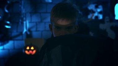 Bir vampir kostümü korkunç yüzü ve diş kamera için gösterilen Cadılar Bayramı için genç çocuk