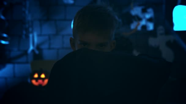 Fiatal Fiú Egy Vámpír Jelmez Halloween Mutatja Ijesztő Arcán Fogak — Stock videók