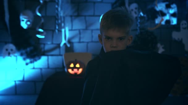 Fiatal Fiú Egy Vámpír Jelmez Halloween Mutatja Ijesztő Arcán Fogak — Stock videók