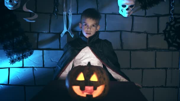 Fiatal Fiú Egy Vámpír Jelmez Halloween Mutatja Ijesztő Arcán Fogak — Stock videók