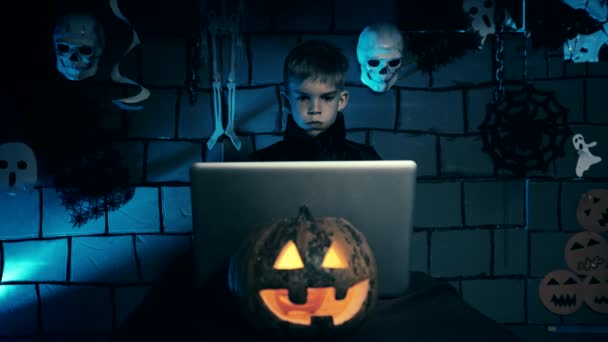 Junge Vampirkostüm Halloween Zeigt Menschen Internet Sein Beängstigendes Gesicht Und — Stockvideo