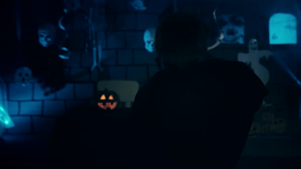 彼の怖い顔とカメラに歯を示すハロウィンの吸血鬼衣装で若い男の子 — ストック動画
