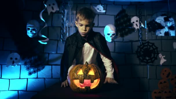 Fiatal Fiú Egy Vámpír Jelmez Halloween Mutatja Ijesztő Arcán Fogak — Stock videók