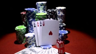 Dört as ve poker fişleri ile dolar ve kırmızı masada kırmızı dices