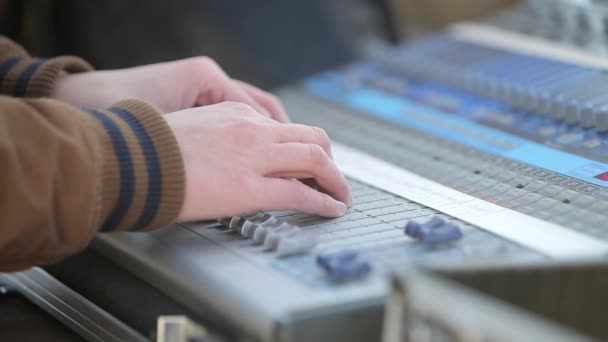 Técnico Som Trabalhando Mixer Som Antes Concerto — Vídeo de Stock