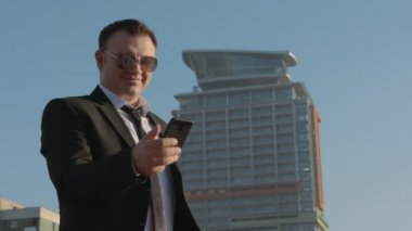 Mobil telefonda konuşurken başarılı bir iş adamı