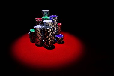 Kırmızı casino masada kumar fişleri yığını