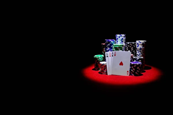 Kırmızı casino masa fiş yığını ile kare as