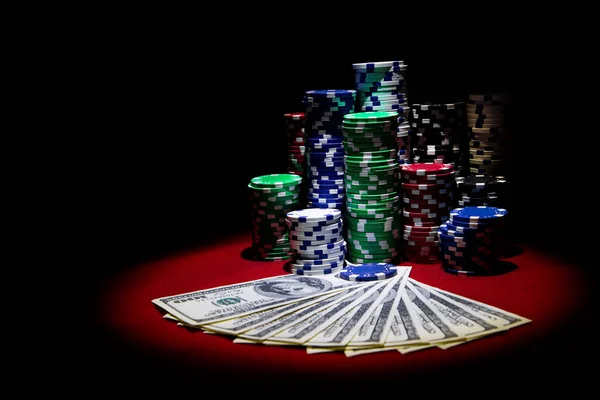Fiş yığını ve dolar kırmızı casino masada kumar
