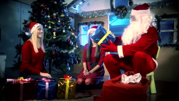 Père Noël Assistants Vérifiant Les Cadeaux — Video