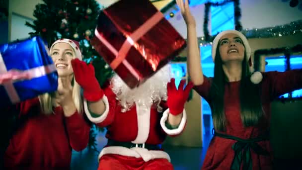 Santa Claus Asistentes Atrapando Los Regalos — Vídeo de stock