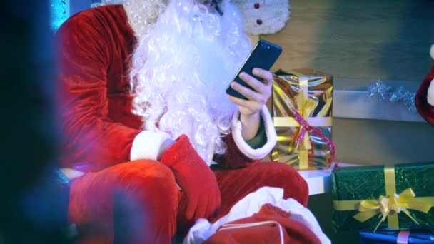 Santa Claus Lezen Van Berichten Smartphone — Stockvideo