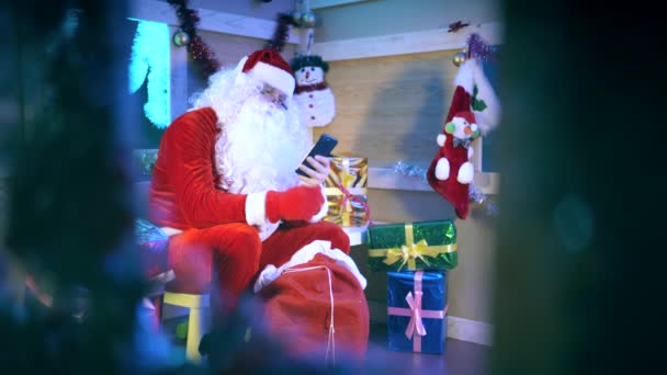 Santa Claus Lezen Van Berichten Smartphone — Stockvideo