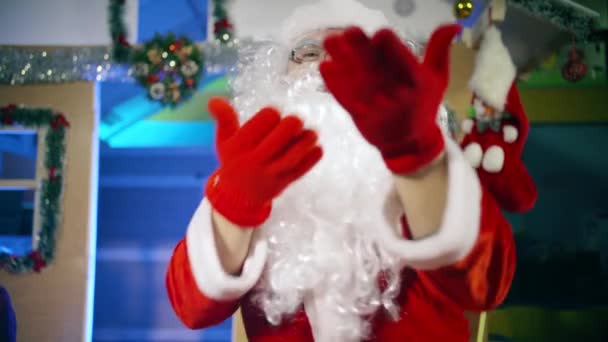 Santa Klaus Danza Alla Telecamera — Video Stock