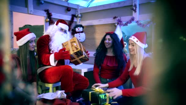 Santa Claus Asistentů Připravuje Dárky — Stock video