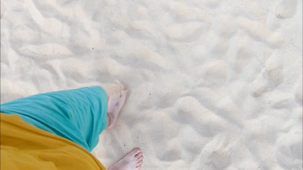 Άνθρωπος Περπατάει Στην Αμμώδη Παραλία Πυροβολήθηκε Στο Πόδι Από Πάνω — Αρχείο Βίντεο