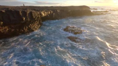 Punta de Jandia yüksek uçurumlar ve okyanus Öğleden sonra görünümü, Fuerteventura adasında, Kanarya Adaları, İspanya, Avrupa.