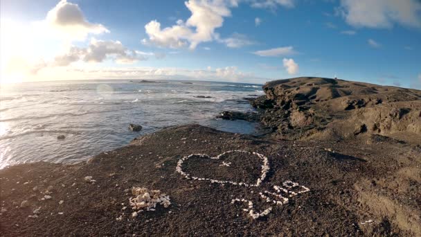 海浪和海景 石头的心脏形状 爱情符号和年份 2019 蓬塔詹迪亚 富尔塔文图拉 西班牙 — 图库视频影像