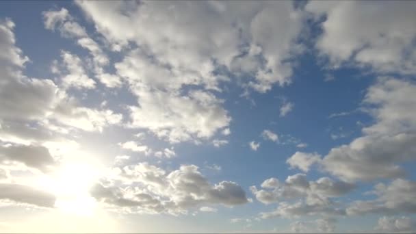 Time Lapse Klipp Vita Fluffiga Moln Över Blå Himmel — Stockvideo