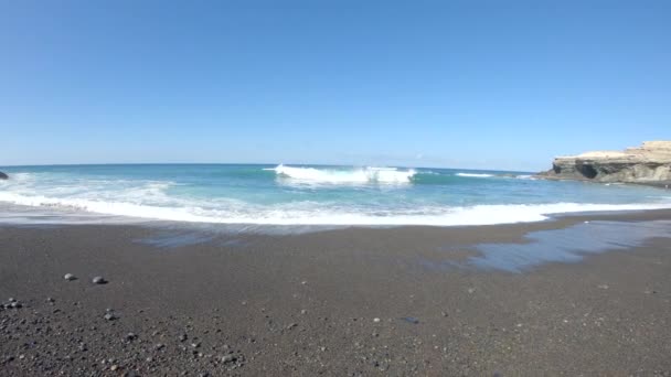 Mare Onde Spiaggia Con Sabbia Vulcanica Nera Isole Canarie Fuerteventura — Video Stock