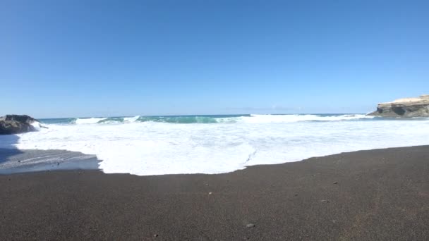 Mare Onde Spiaggia Con Sabbia Vulcanica Nera Isole Canarie Fuerteventura — Video Stock