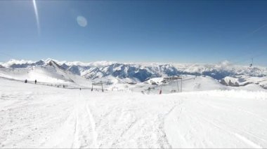 Kadın kayakçı Kayak yolu üzerinde git