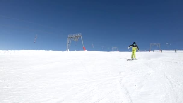Esquiador Feminino Para Baixo Rota Esqui — Vídeo de Stock