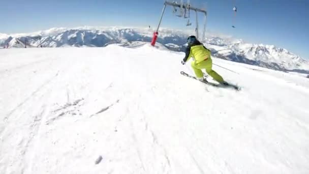 Esquiador Feminino Para Baixo Rota Esqui — Vídeo de Stock