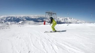 Kadın kayakçı Kayak yolu üzerinde git