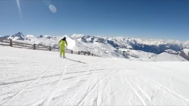 Kadın kayakçı Kayak yolu üzerinde git