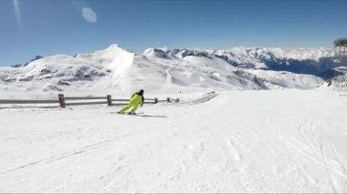 Kadın kayakçı Kayak yolu üzerinde git