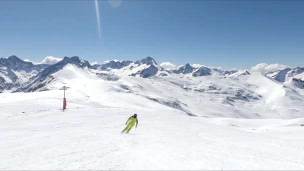Vrouwelijke Skiër Naar Beneden Ski Route — Stockvideo