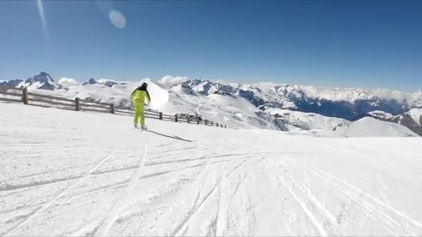 Vrouwelijke Skiër Naar Beneden Ski Route — Stockvideo