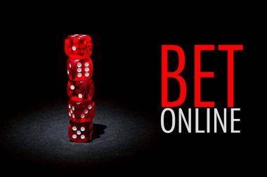 Metin Bet Online ile siyah bir arka plan üzerinde kumar için kırmızı dices
