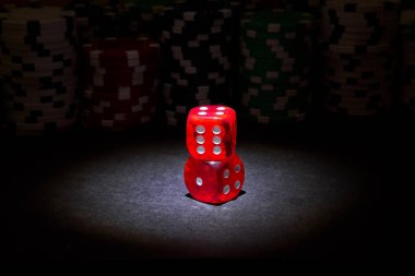 poker oyunun arka plan üzerinde iki kırmızı zar