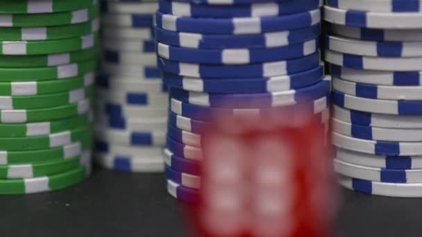Deux Dés Rouges Sur Fond Partie Poker — Video