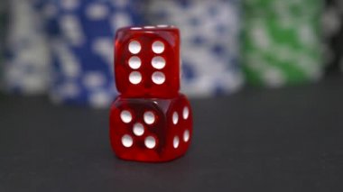Arka planda dönen kırmızı zarlar ve Poker fişleri.