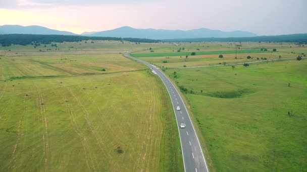 Paisaje Del Campo Coches Corriendo Por Carretera Bosnia Herzegovina — Vídeo de stock