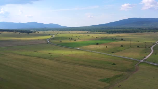 Landskap Landsbygd Bilar Som Kör Vägen Bosnien Och Hercegovina — Stockvideo