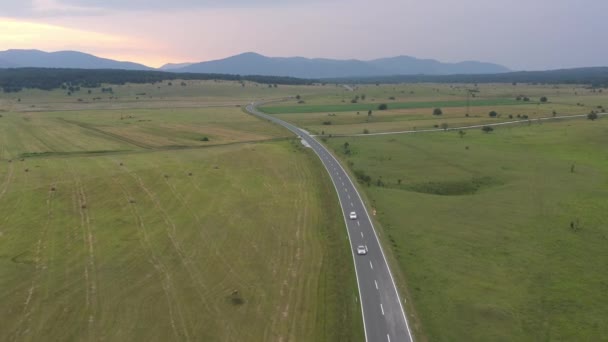 Ландшафт Сільської Місцевості Автомобілі Працюють Дорозі Боснії Герцеговині — стокове відео