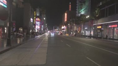 Los Angeles - 19 Eylül 2019: gece Hollywood Bulvarı 'nda trafik vardı. 19 Eylül 2019, Los Angeles. Kaliforniya, Usa