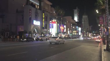 Los Angeles - 19 Eylül 2019: gece Hollywood Bulvarı 'nda trafik vardı. 19 Eylül 2019, Los Angeles. Kaliforniya, Usa