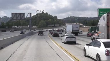 Los Angeles; Ca, 23 Eylül 2019: Los Angeles, Kaliforniya 'daki ünlü 405 Otoyolu' nda trafik sıkışıklığı ve trafik sıkışıklığı.
