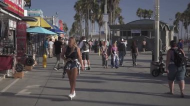 Los Angeles, Ca, Ekim 01.2019: Venedik Plajı Boardwalk Hediyelik eşya dükkanları, patenciler, tarihi binalar, palmiye ağaçları ve insanlar 01 Ekim 2019 tarihinde Los Angeles Ca.